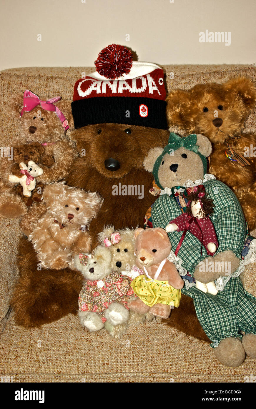 Teddy bear wearing official 2010 Winter Olympics Hudson's Bay Canada Toque with family Stock Photo