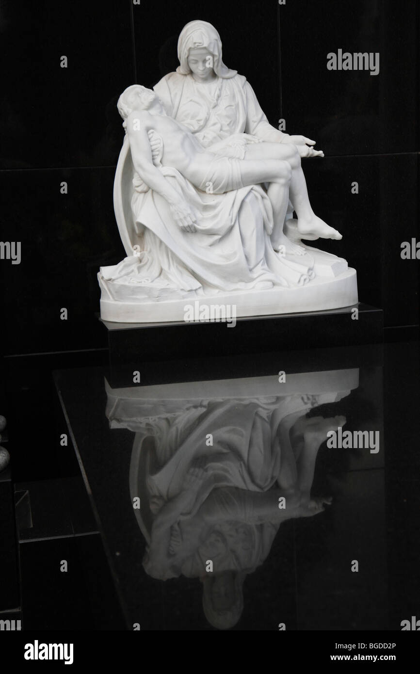 Pieta, Mary holding the dead Christ in her arms, white marble on a black tomb, Cimetière du Vieux Château cemetery, Nice, Alpes Stock Photo