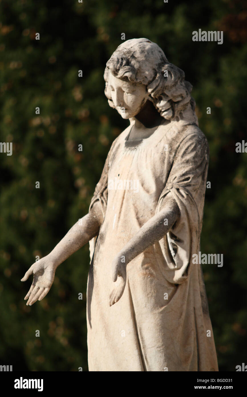 Girl with downwards outstretched arms, tomb, Cimetière du Vieux Château cemetery, Nice, Alpes Maritimes, Région Provence-Alpes- Stock Photo