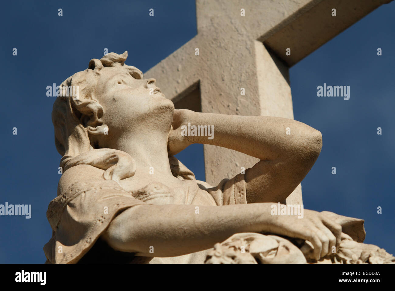 Girl looking up to a cross, tomb, Cimetière du Vieux Château cemetery, Nice, Alpes Maritimes, Région Provence-Alpes-Côte d'Azur Stock Photo