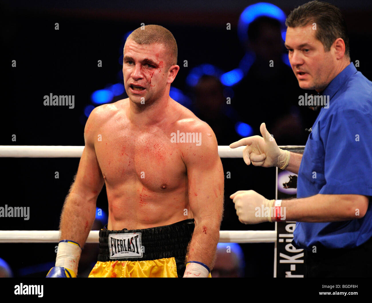 Boxing, cruiserweight, Artur Hein, GER, vs. Mile NIKOLIC, SRB, severely