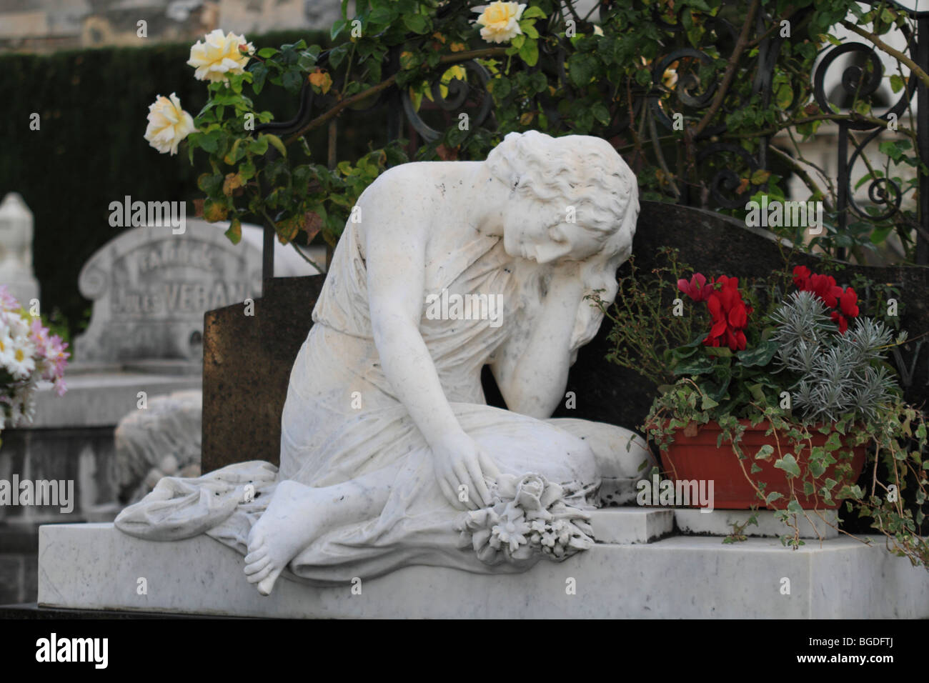 Sitting mourning woman on a tomb, Cimetière du Vieux Château cemetery, Nice, Alpes Maritimes, Région Provence-Alpes-Côte d'Azur Stock Photo