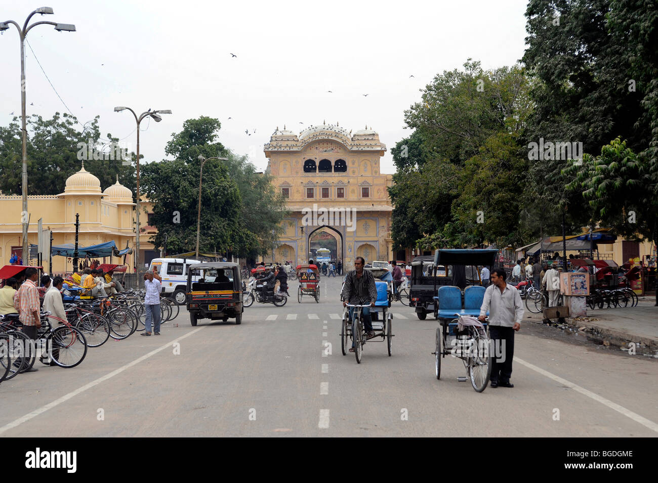 Bicycle rickshaws in front of the city gate, Jaipur, Rajasthan, North India, India, South Asia, Asia Stock Photo