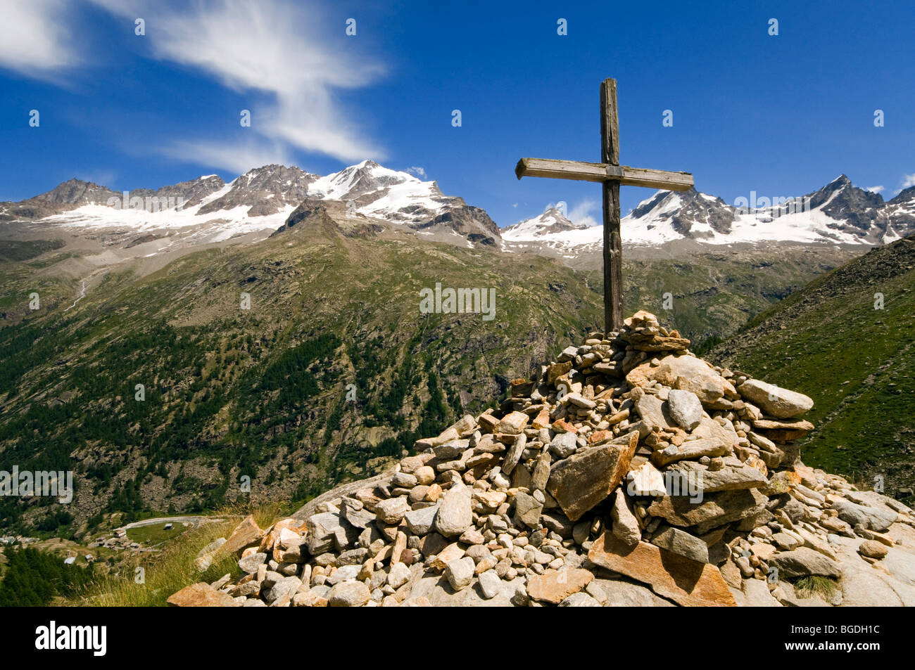 Wayside cross in Val Savaranche above Pont in front of the Gran Paradiso Mountains, 4061m, Gran Paradiso National Park, Valle d Stock Photo