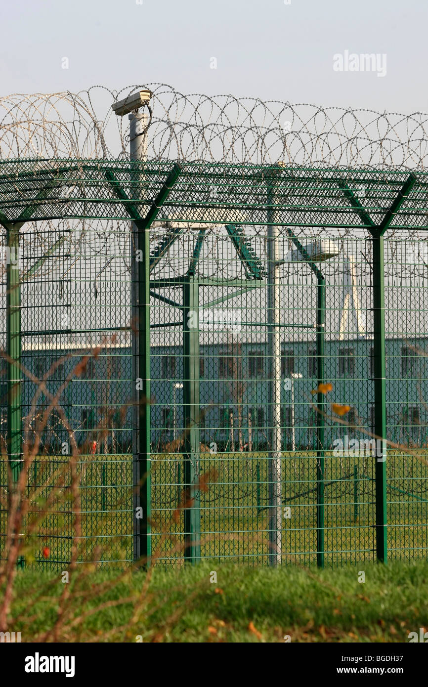 Double fences surrounding the Nettegut psychiatric clinic where many criminal offenders are housed, Weissenthurm, Mayen-Koblenz Stock Photo