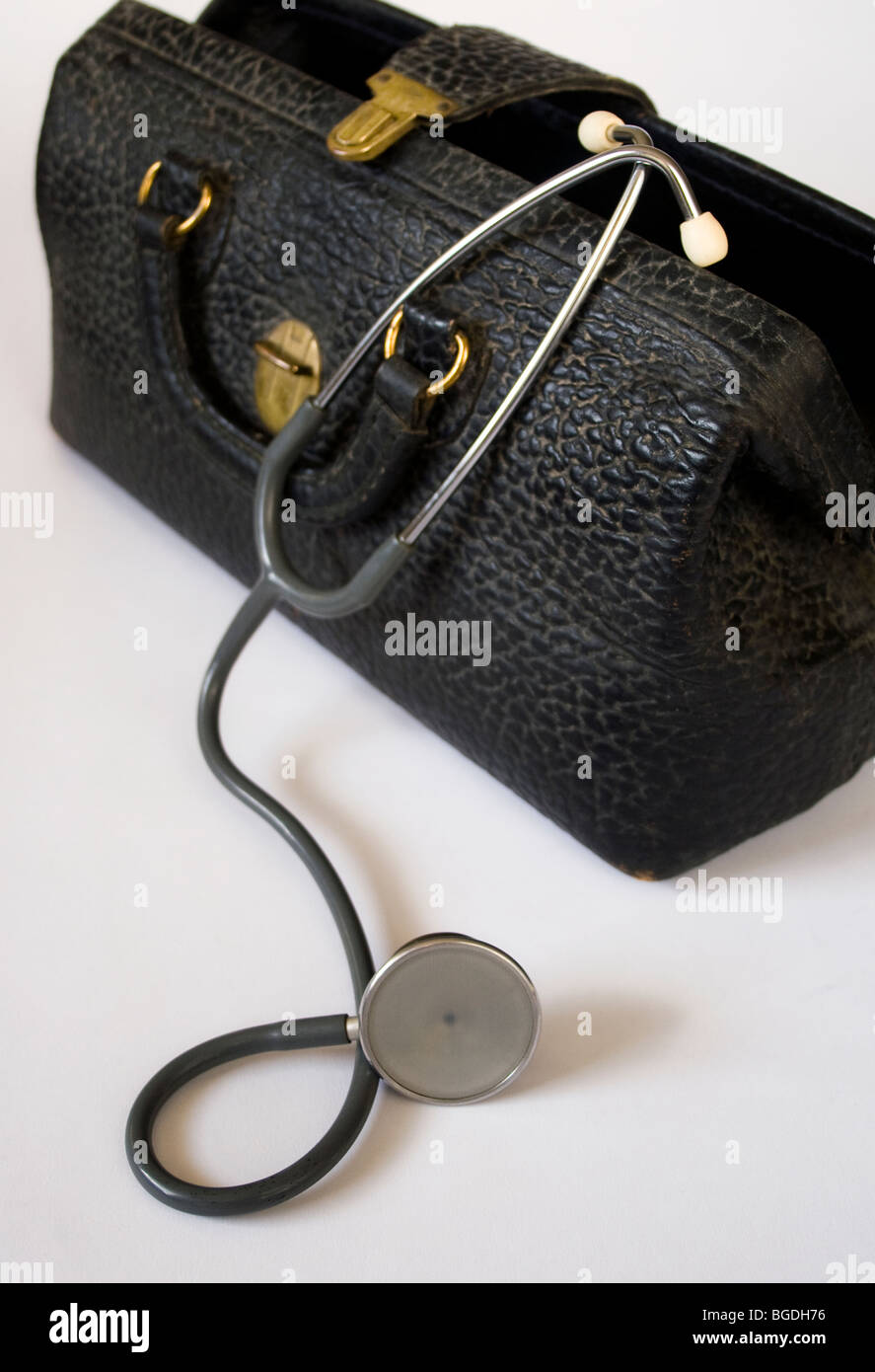 Old Brown Leather Doctors Bag And Stethoscope Stock Photo - Download Image  Now - Doctor, Bag, White Background - iStock