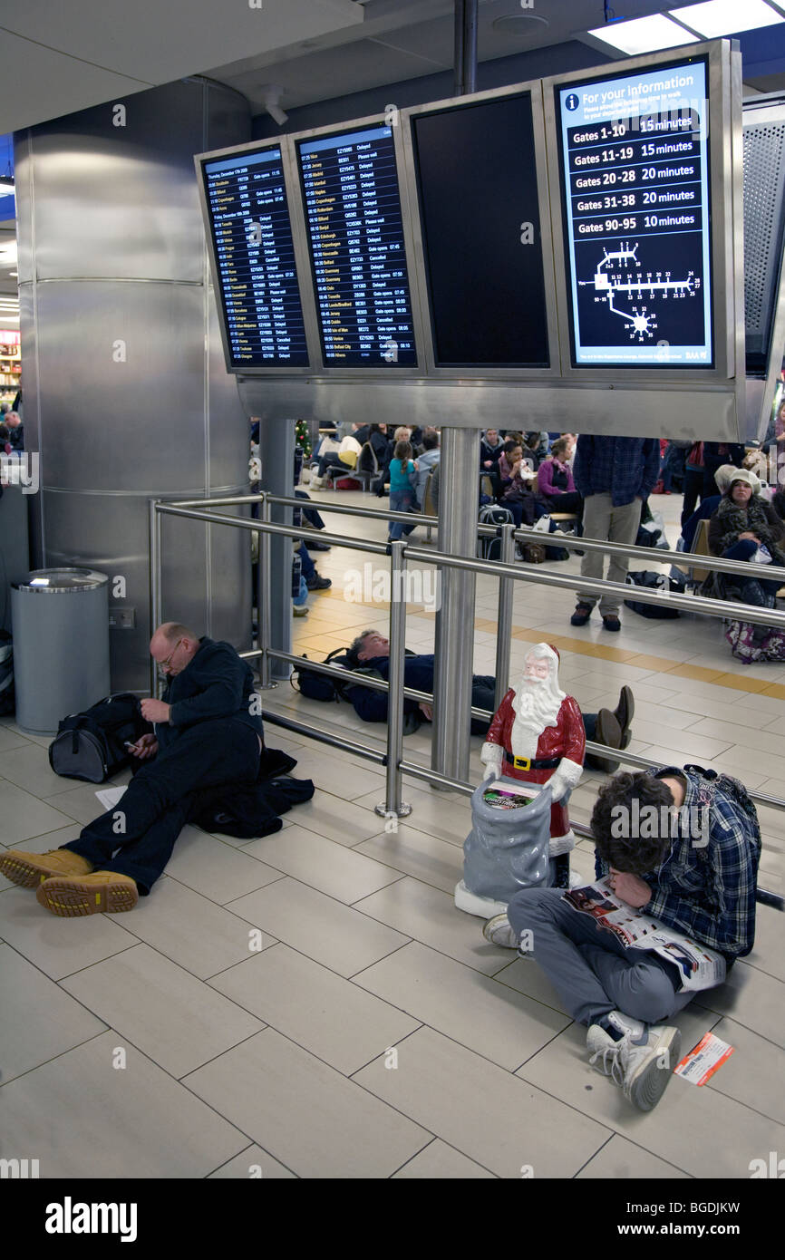 people waiting for delayed flights at gatwick airport in the winter of 2009 Stock Photo