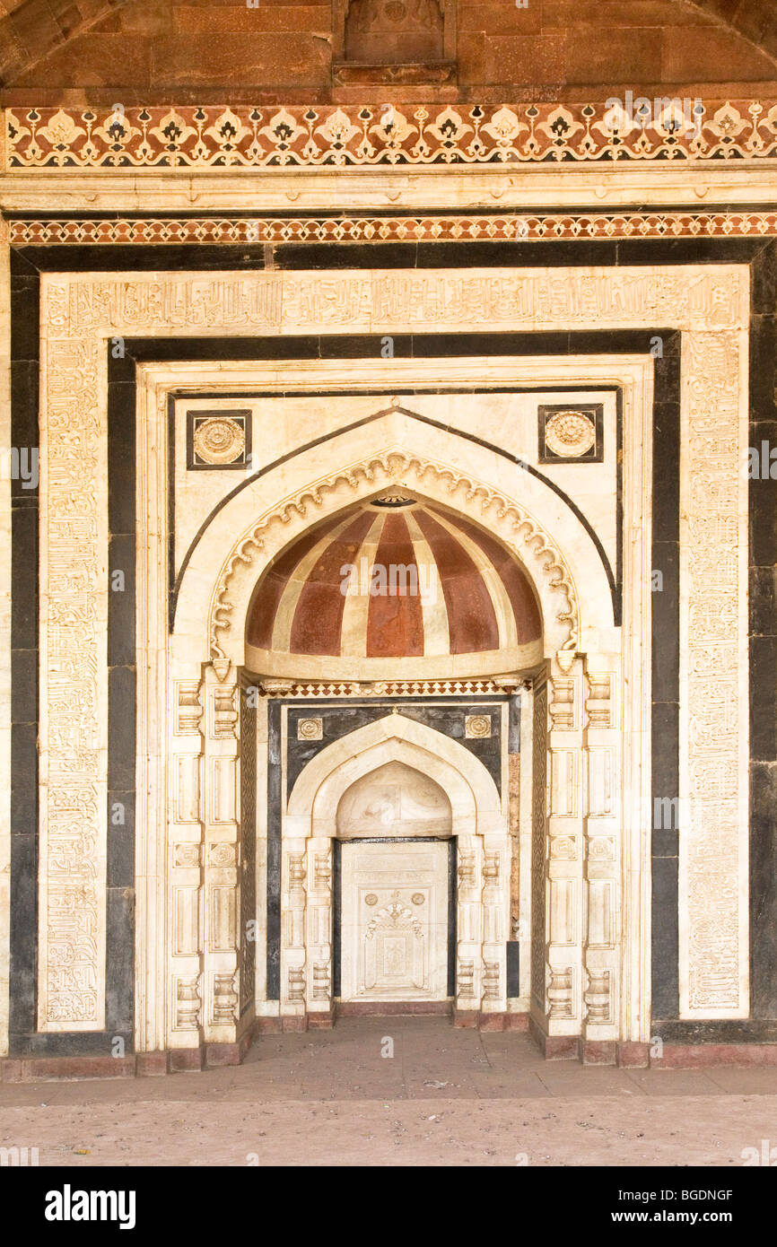 One of the ornamented mihrabs within the Qal'a-i-Kuhna Masjid (Mosque) at the Purana Qila of Delhi, India. Stock Photo