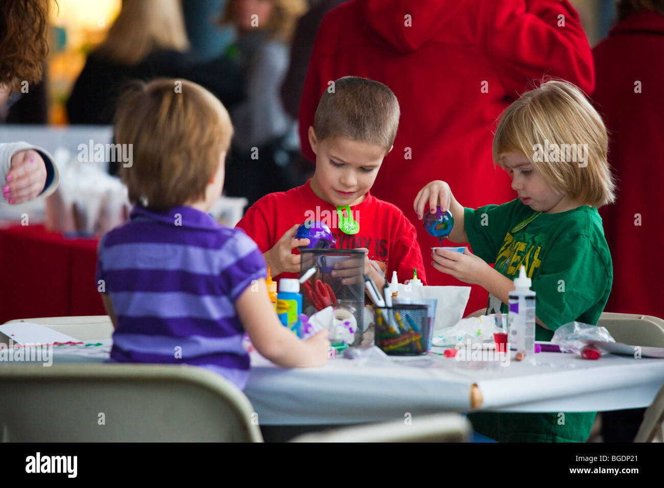 Children making arts and crafts at the Corning Museum of Glass in