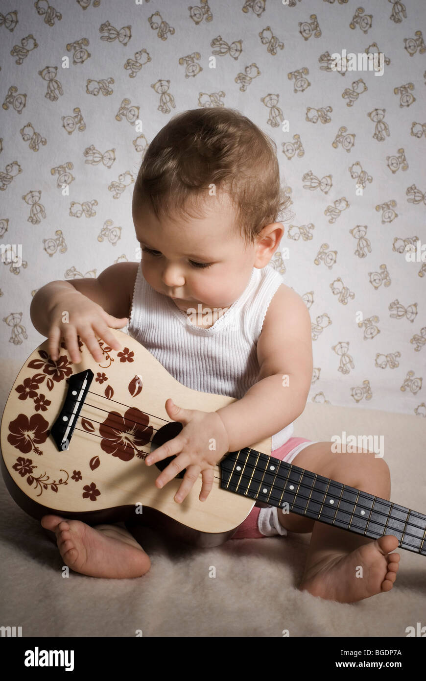 Avondeten erwt Wanten Baby with guitar Stock Photo - Alamy