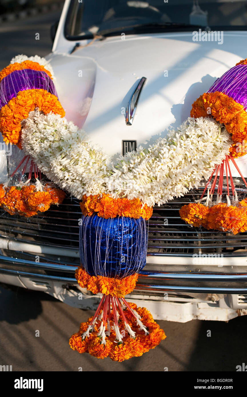 Traditional hindu flower garland on the bonnet of an Indian taxi. Andhra Pradesh, India Stock Photo