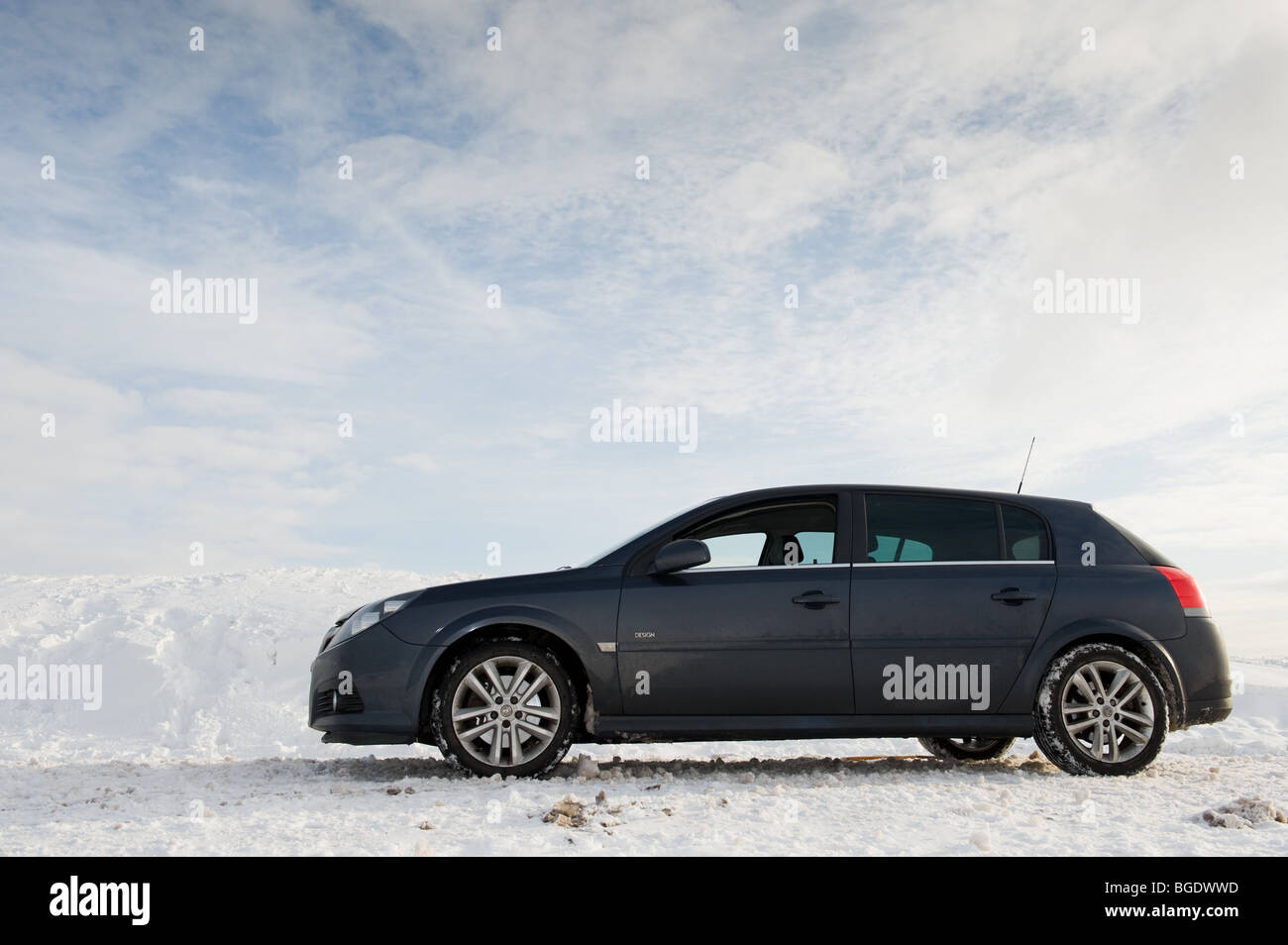 Family Car in extreme snow conditions in the Welsh Valleys around Rhayader and Elan Valley. Stock Photo