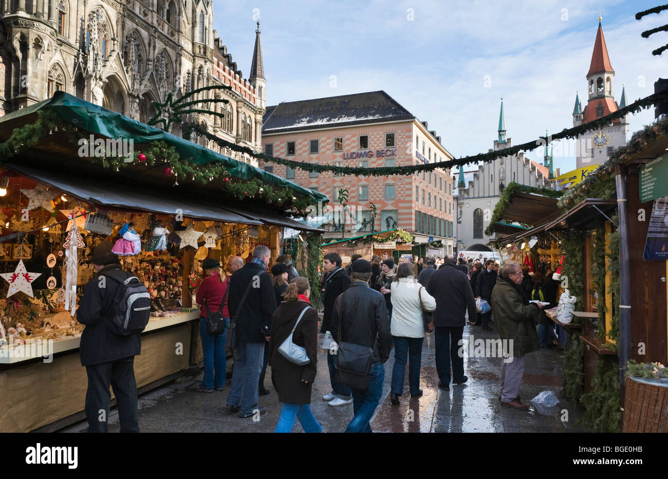 Christmas Market in Marienplatz with the New Town Hall to the left and