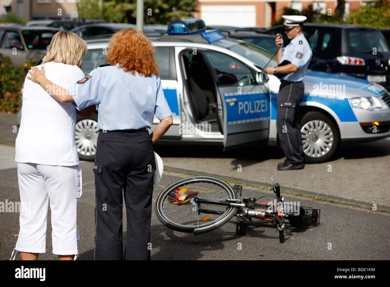 police officer guide a witness after a bicycle accident, (post positive situation), victim protection, Germany, Europe. Stock Photo