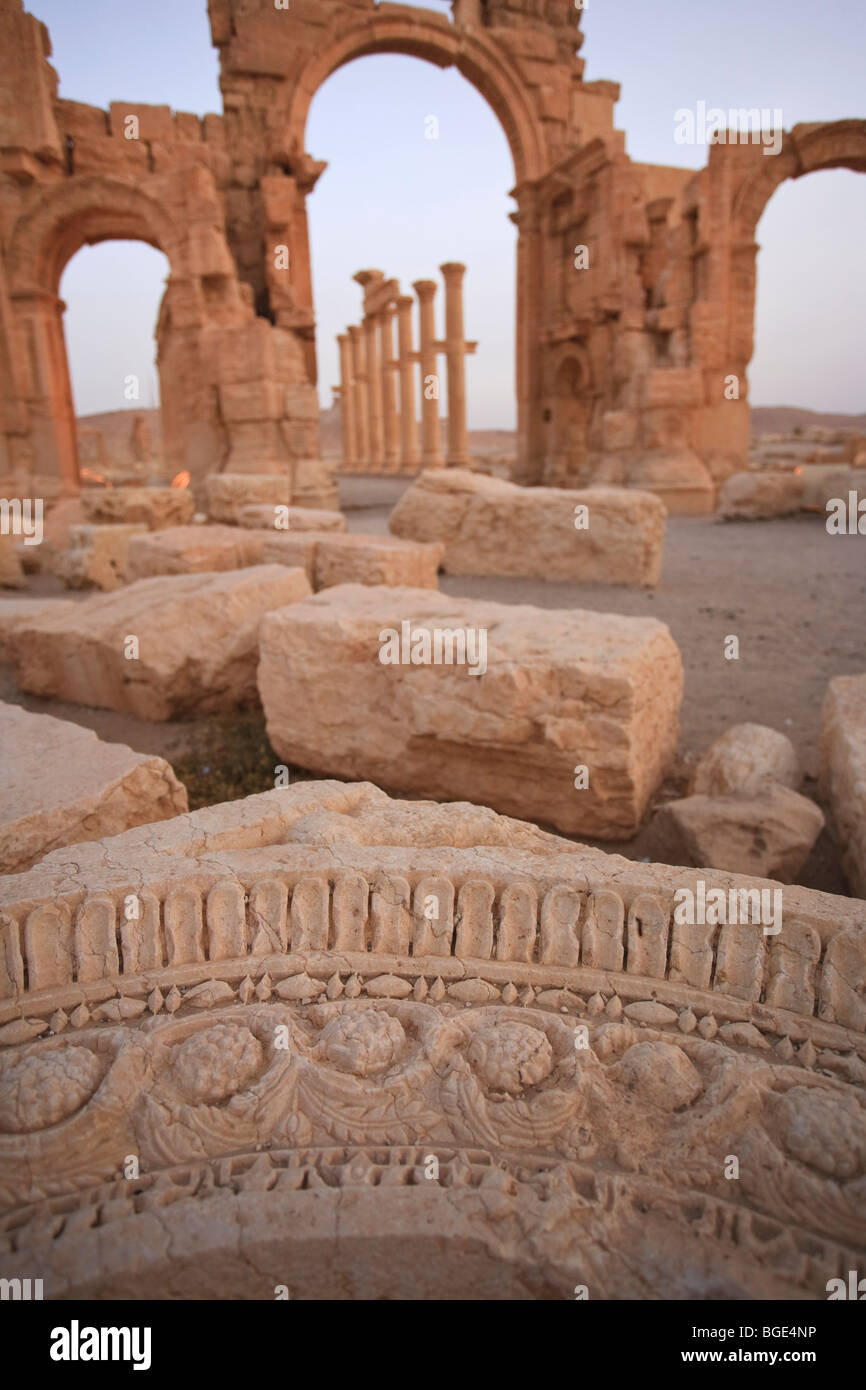 Syria, Palmyra ruins (UNESCO Site), Great Colonnade and Monumental Arch Stock Photo
