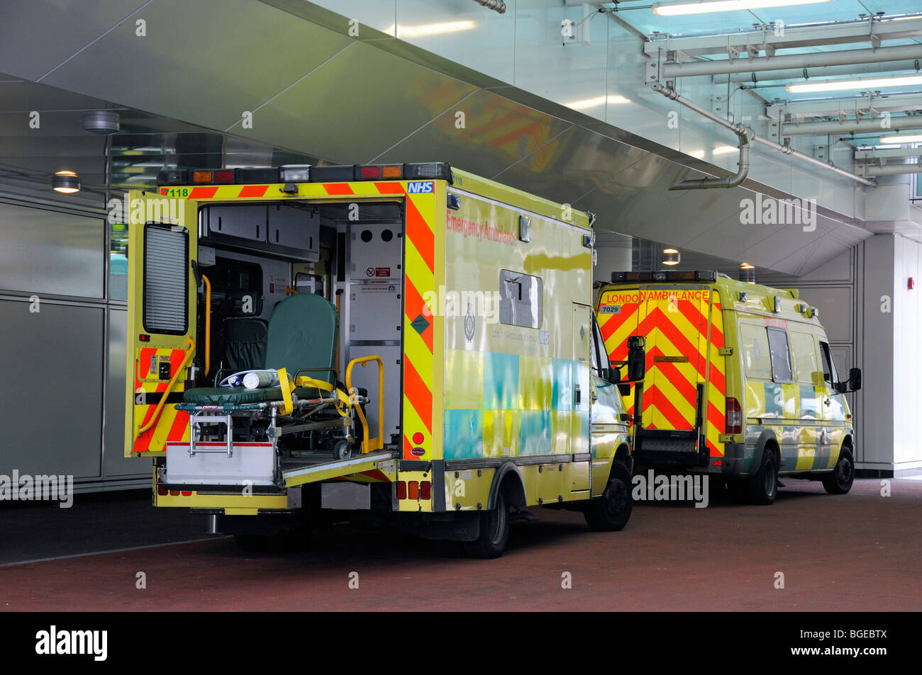 Ambulance rear doors open london hi-res stock photography and images