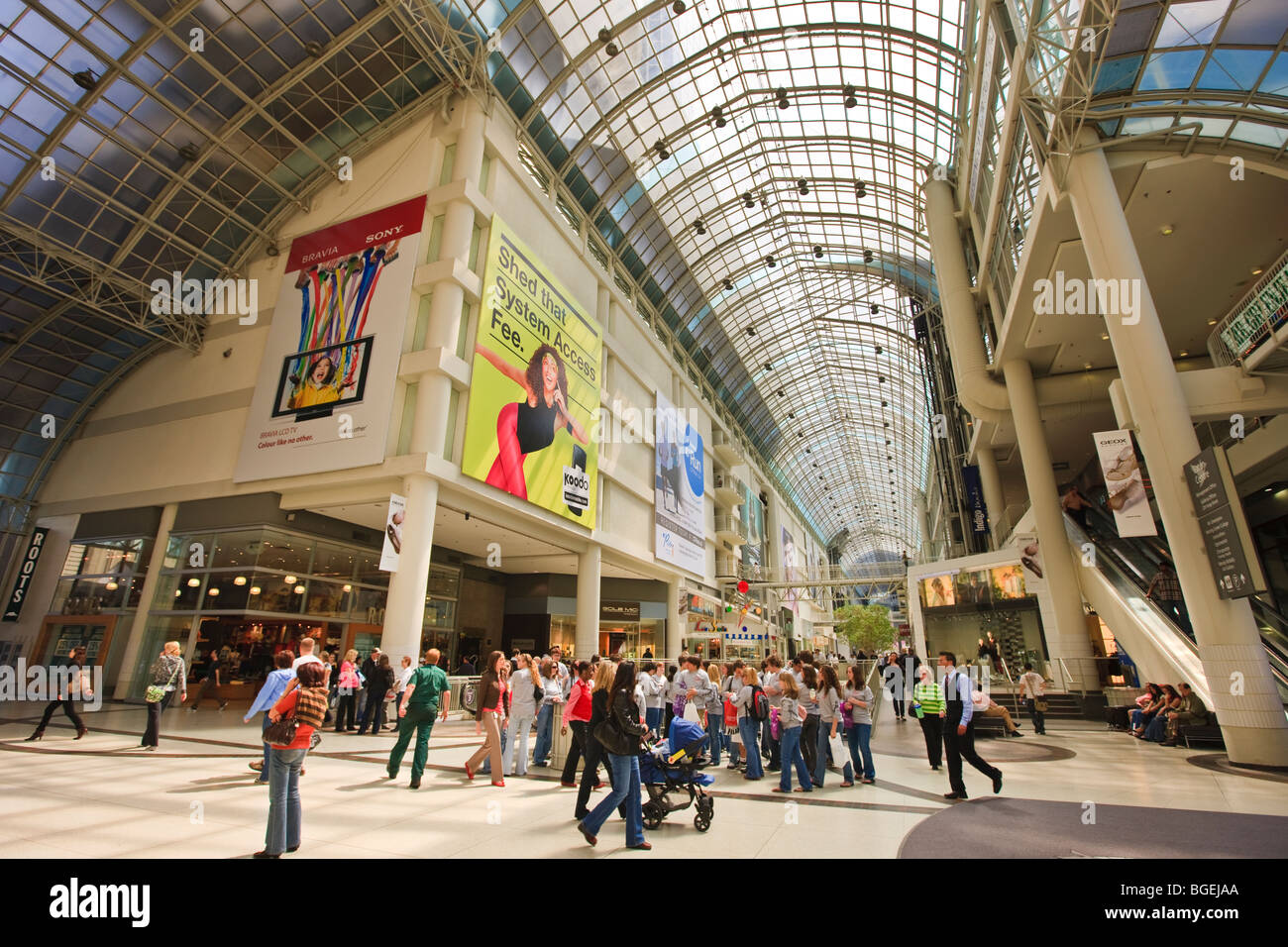 Shopping mall usa interior busy hi-res stock photography and