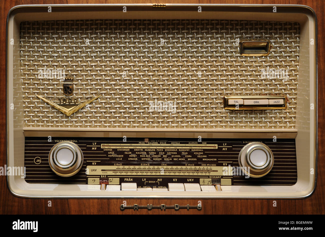 Old radio hi-res stock photography and images - Page 2 - Alamy