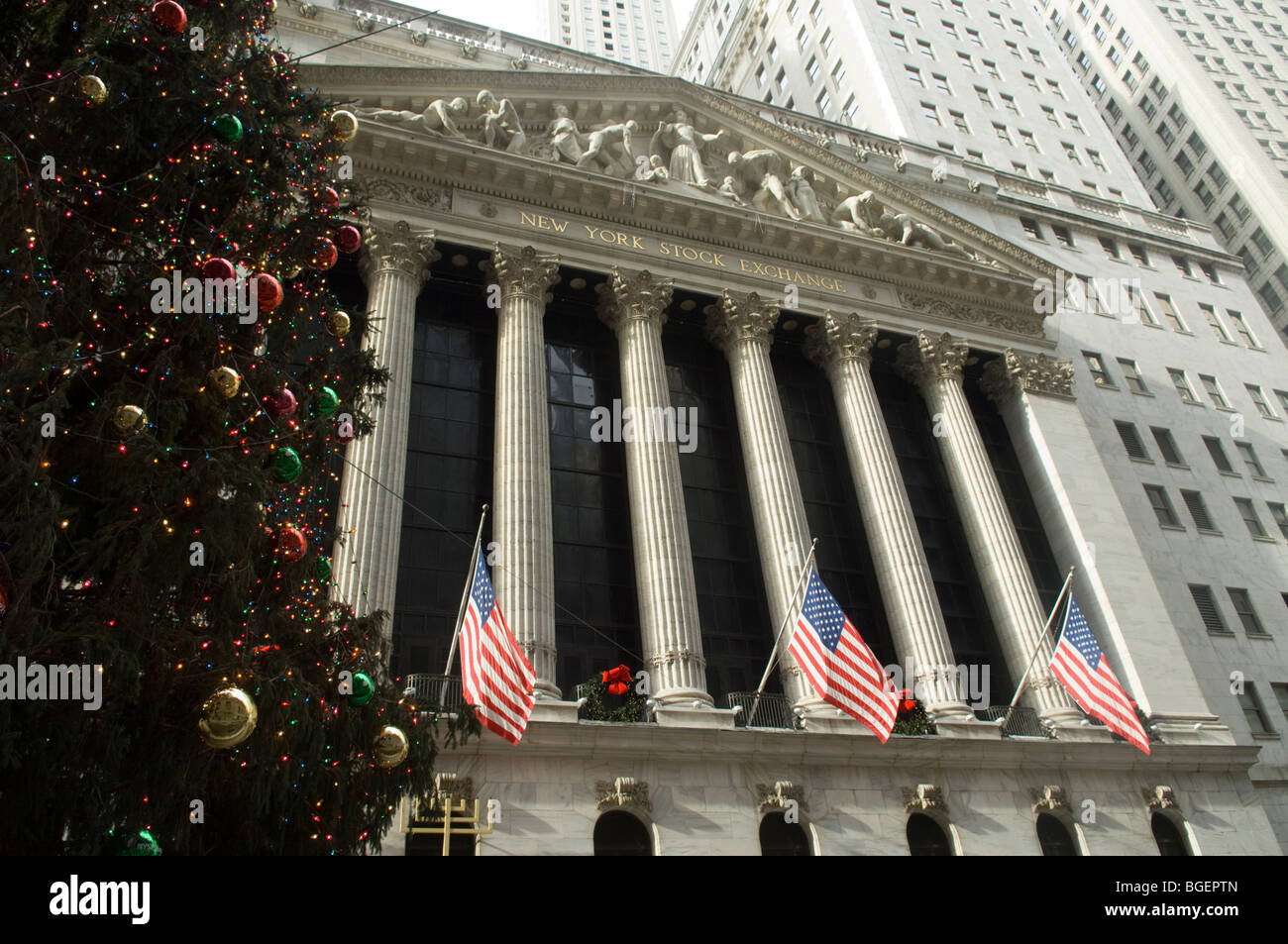 Albero di Natale luci dalla Borsa di Wall Street edificio in centro  Manhattan NEW YORK CITY USA Foto stock - Alamy