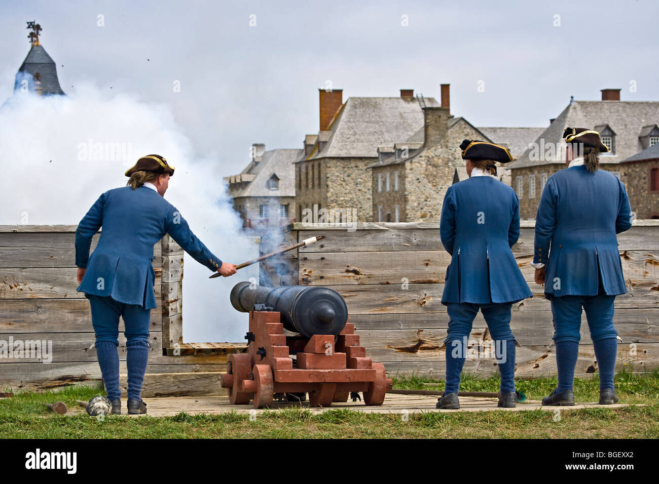 Soldier firing the cannon gun along the Quay at the Fortress of Louisbourg, Louisbourg National Historic Site, Highway 22, Fleur Stock Photo