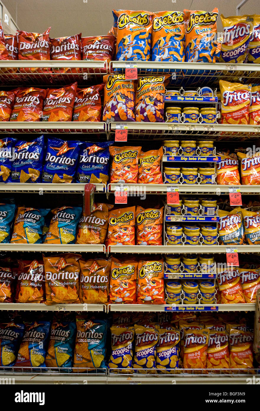 Maak een bed Muildier Dankzegging Potato chips on display in a grocery store Stock Photo - Alamy