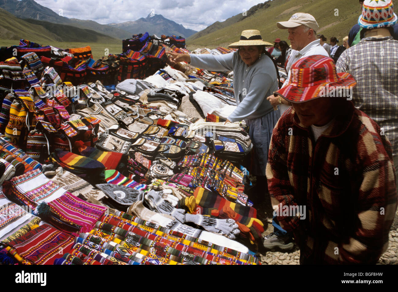 Souvenir gift stall display in the Andes – selling gifts including Peruvian  wool scarves, bags, hats, gloves, to tourists. Peru Stock Photo - Alamy