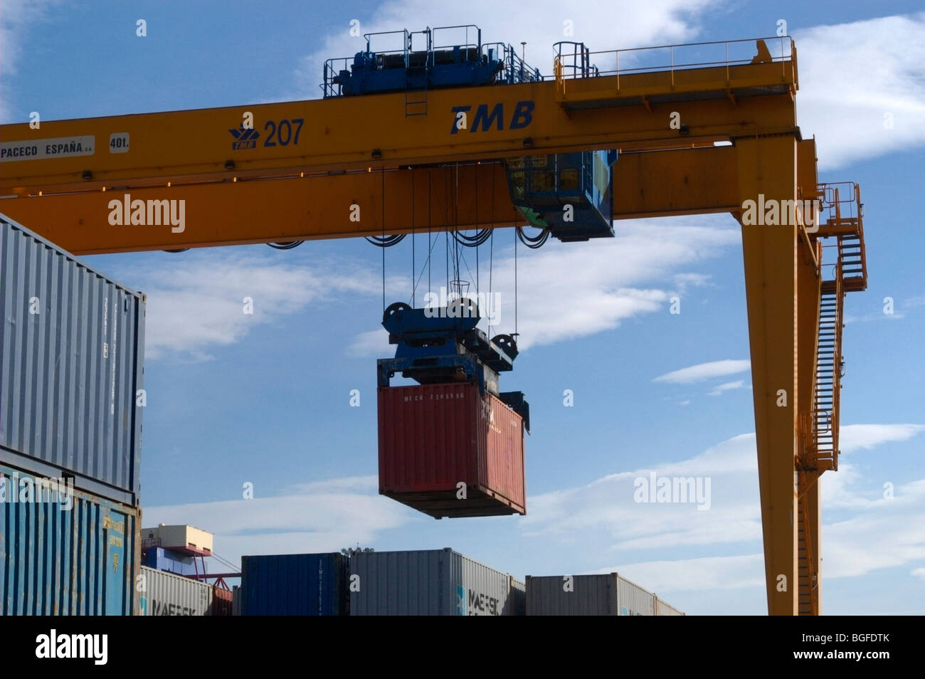 Container ship loading and unloading shipping containers hi-res stock ...