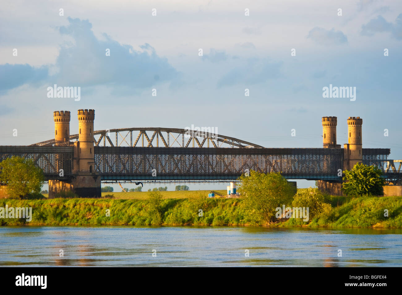 Twin towers at railway bridge at Tczew, Pomerania, Poland | Zwillingstürme der Eisenbahnbrücke bei Dirschau, Polen Stock Photo