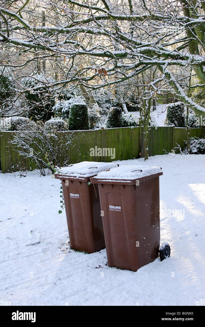 Wheelie bins garden hi-res stock photography and images - Alamy