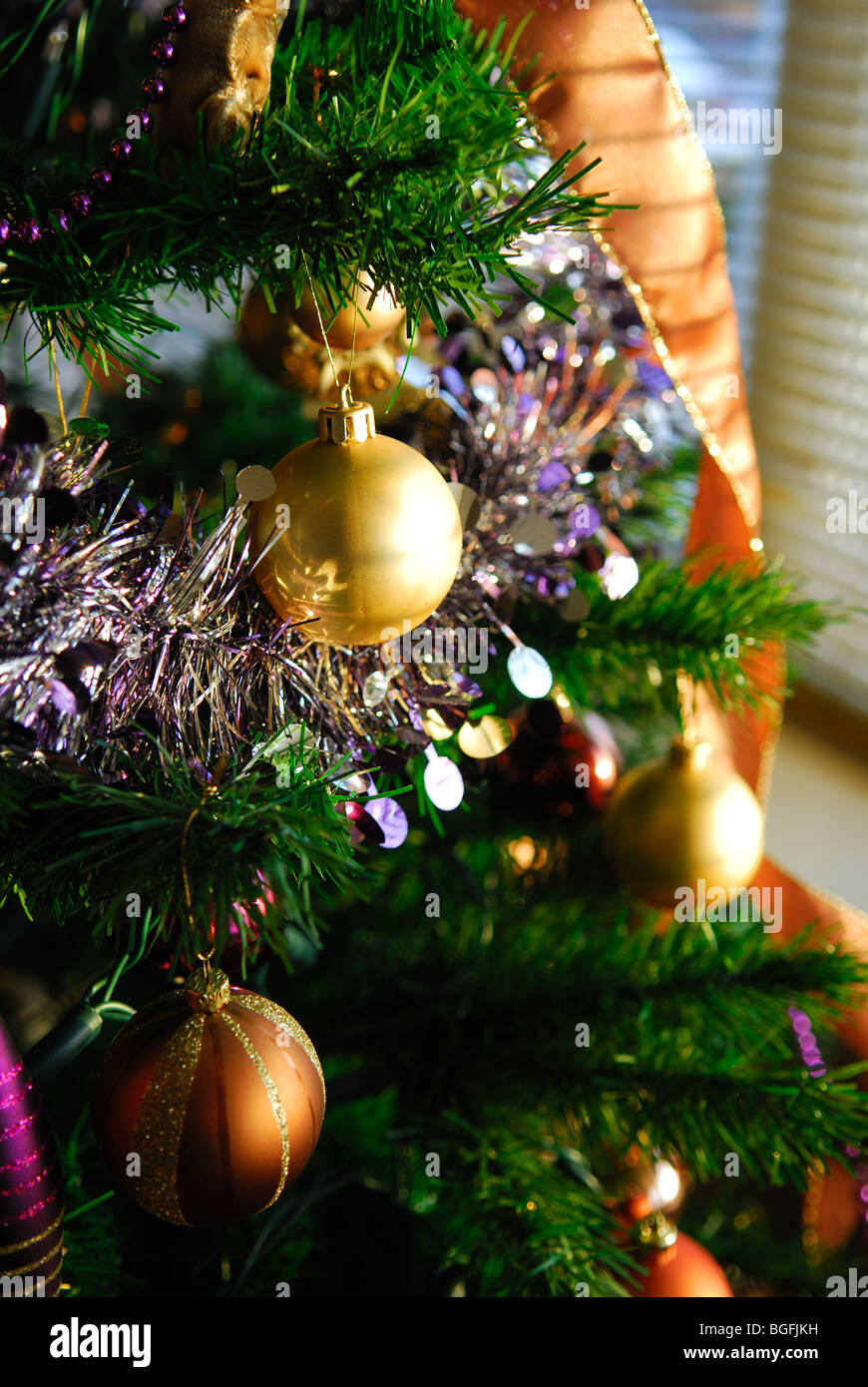 Golden christmas tree baubles hi-res stock photography and images - Alamy
