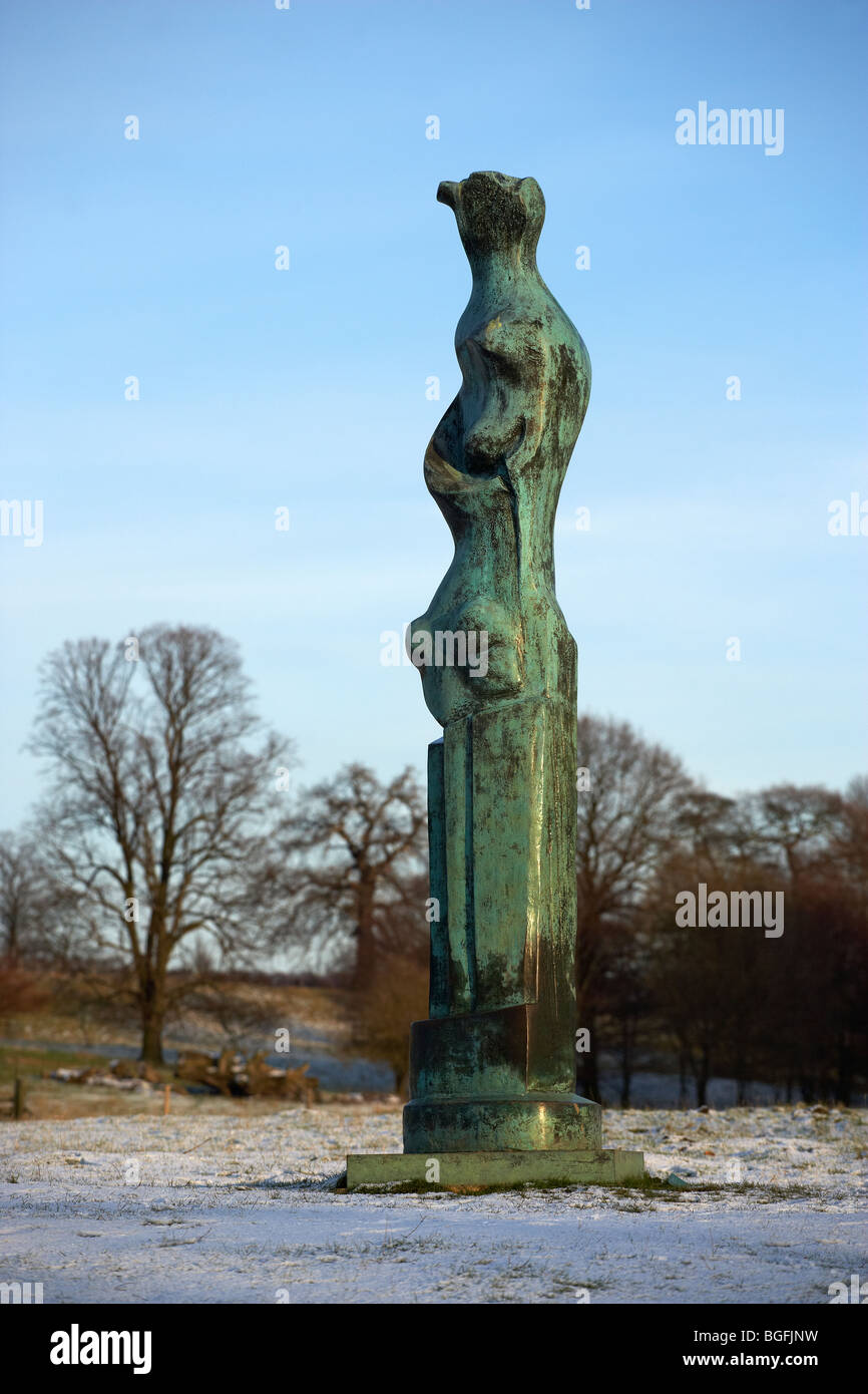 YORKSHIRE SCULPTURE PARK HENRY MOORE UPRIGHT MOTIVE NUMBER NINE WEST BRETTON WINTER SNOW SHEEP Stock Photo