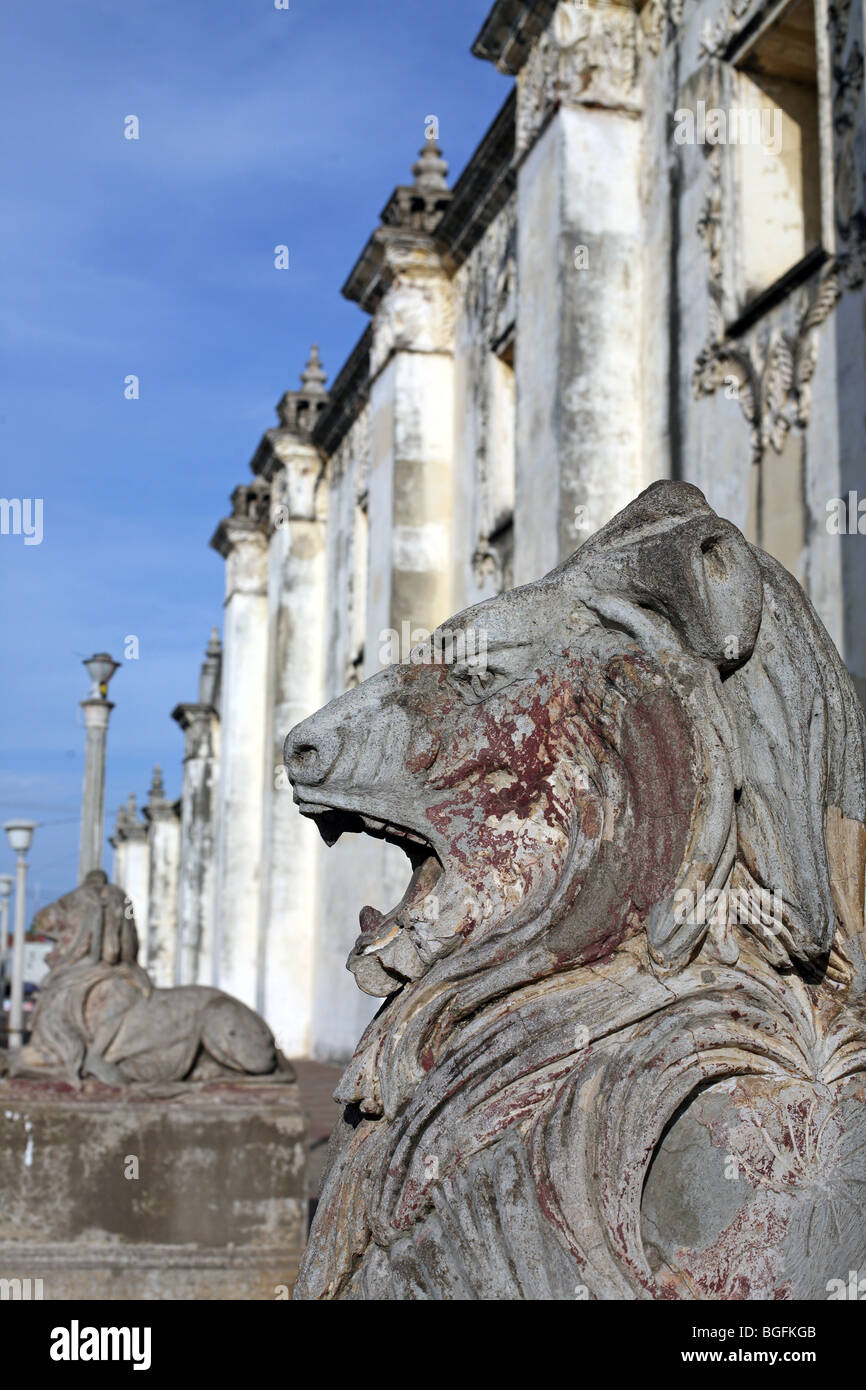 Lion sculpture outside Basilica de la Asuncion. Leon, Nicaragua, Central America Stock Photo