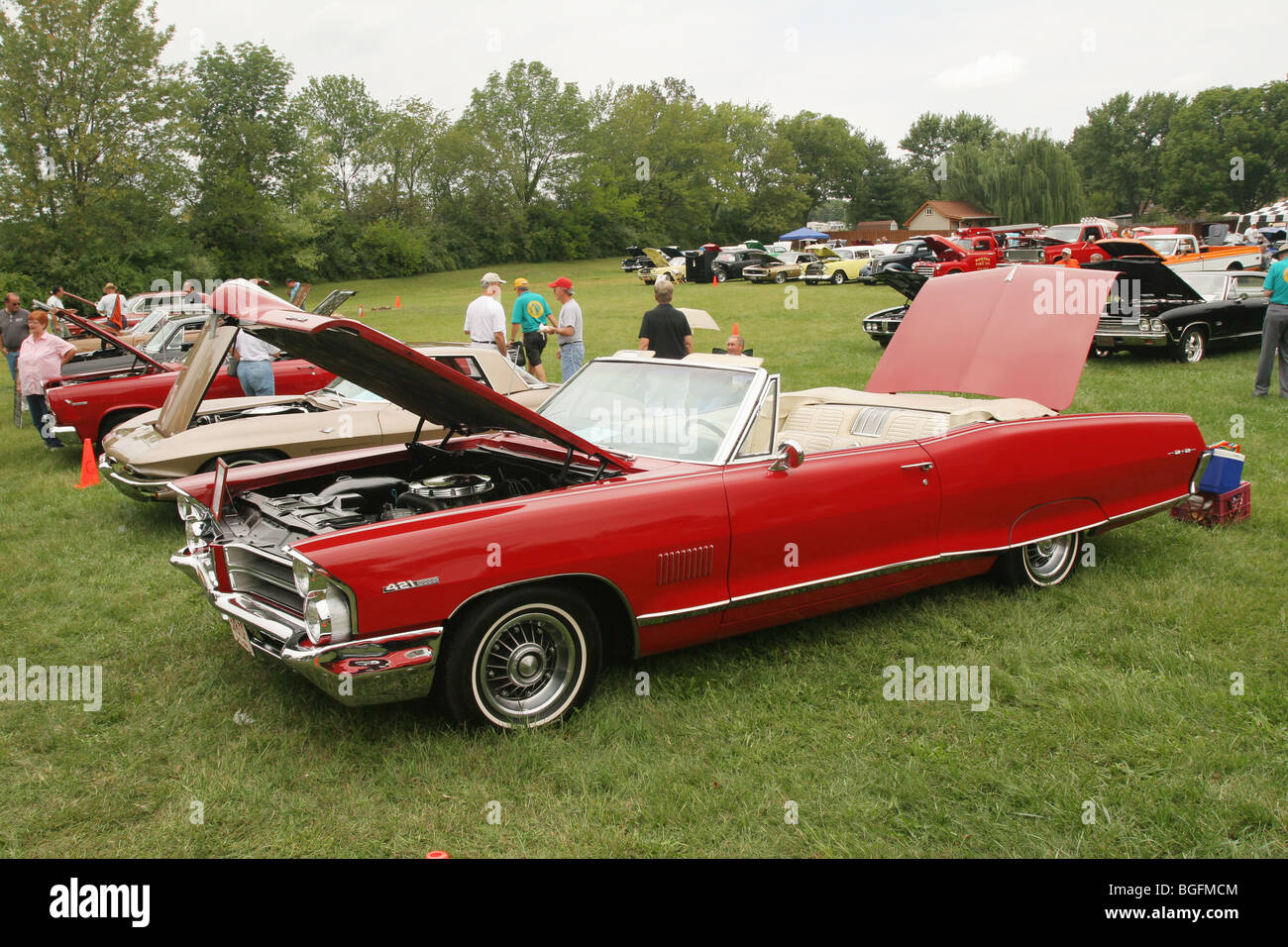 Aut0- 1965 Pontiac 2+2 Convertable. Beavercreek Popcorn Festival Car Show. Beavercreek, Dayton, Ohio, USA. 378SF Stock Photo