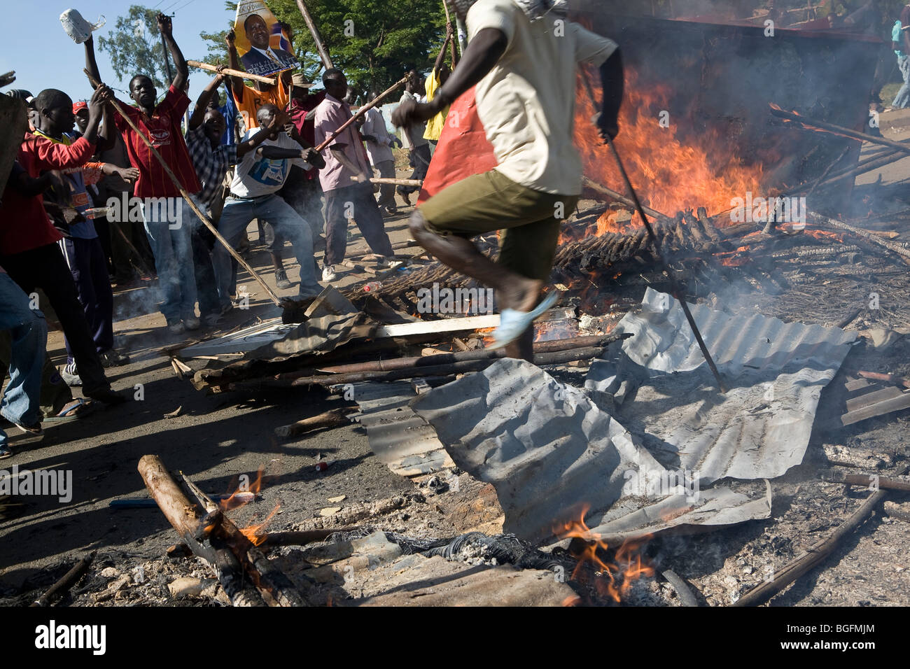 Rioters and looters during Kenya post-election violence, Kisumu, Kenya. Stock Photo