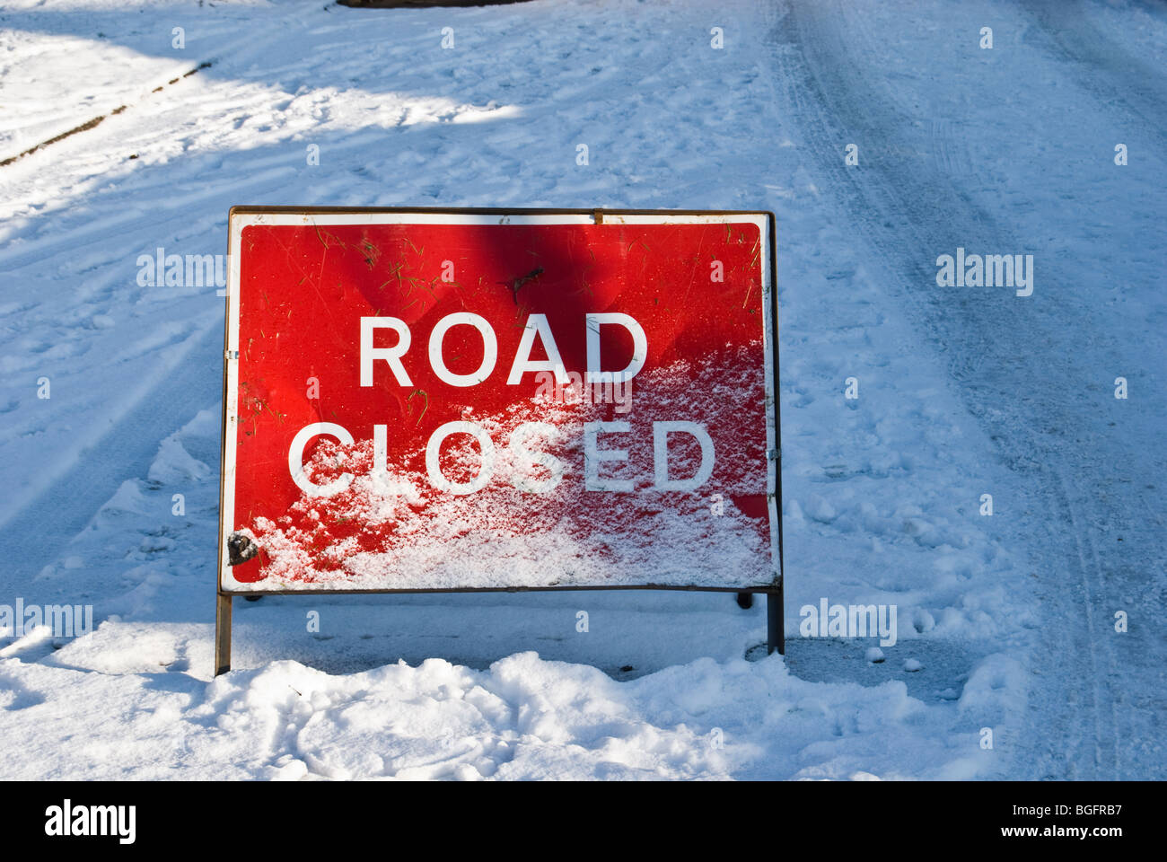 road closed due to snow block sign werneth low road Stock Photo