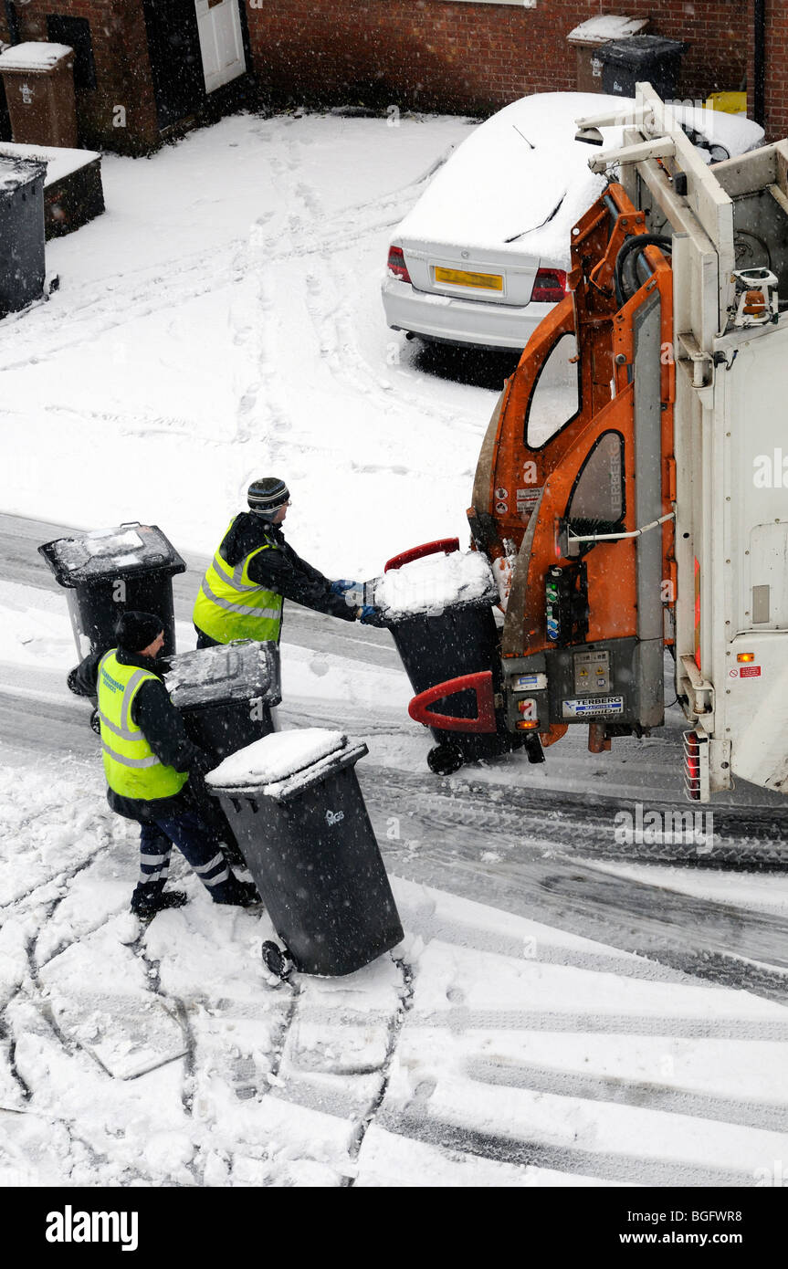 refuse collection in the snow Stock Photo Alamy