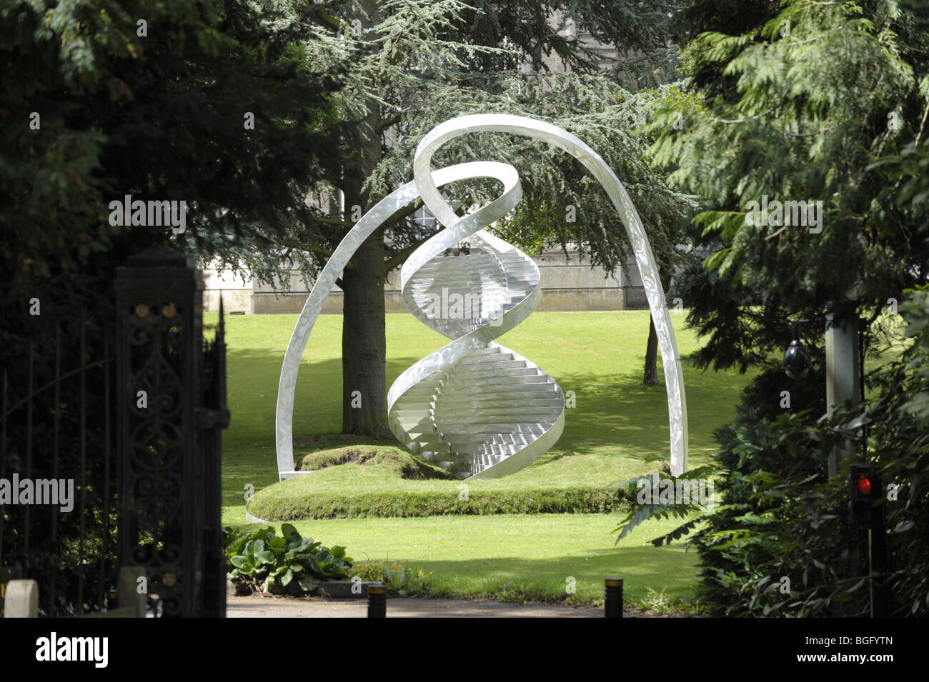 Sculpture by Charles Jencks of DNA double helix at Clare College, Cambridge University Stock Photo