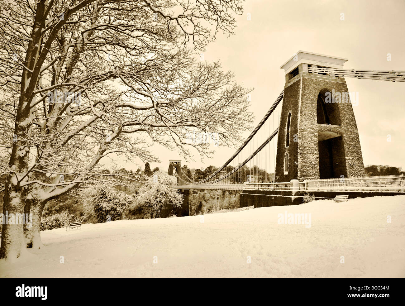 Winter snow covers the Clifton suspension bridge in Bristol Stock Photo