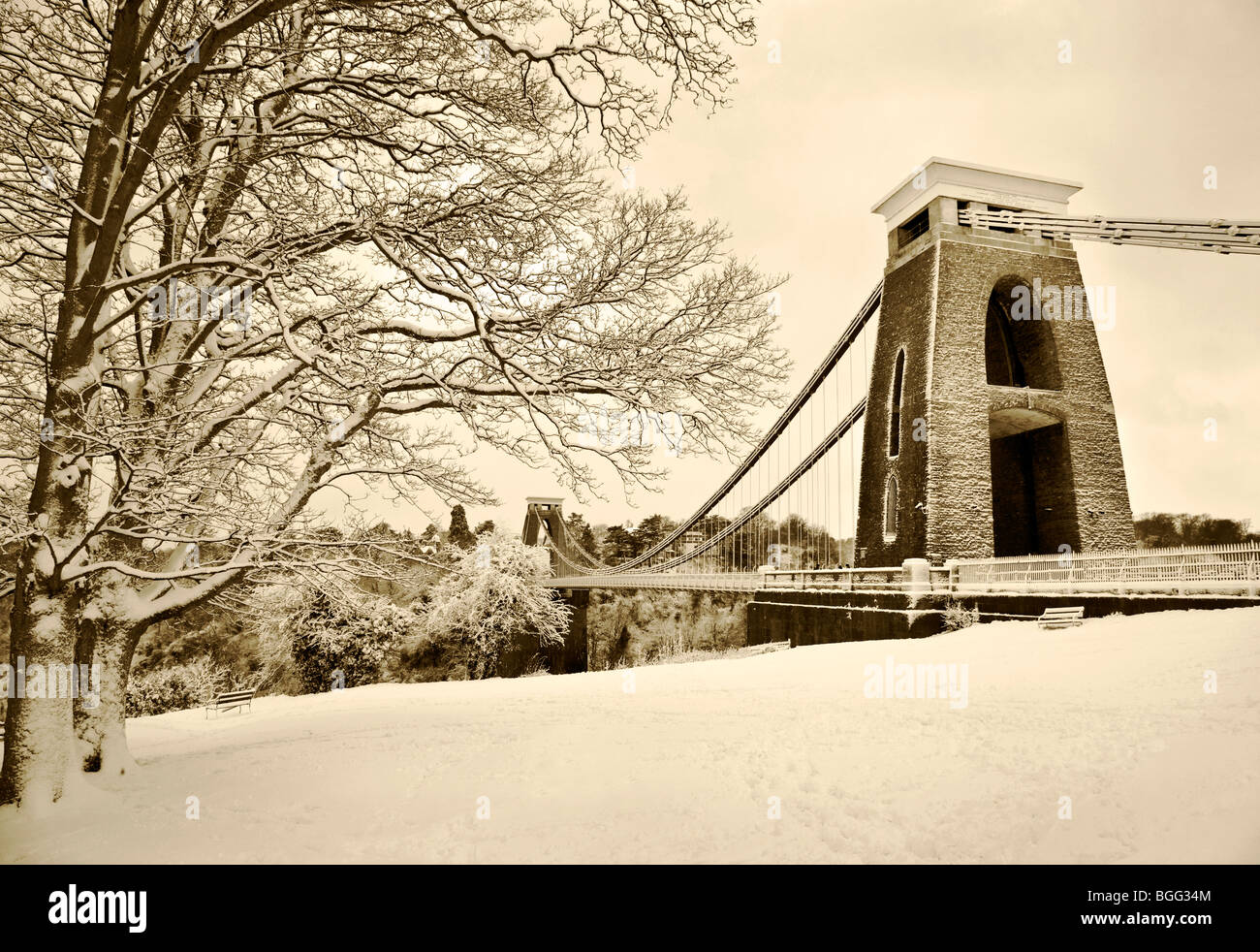 Winter snow covers the Clifton suspension bridge in Bristol Stock Photo ...