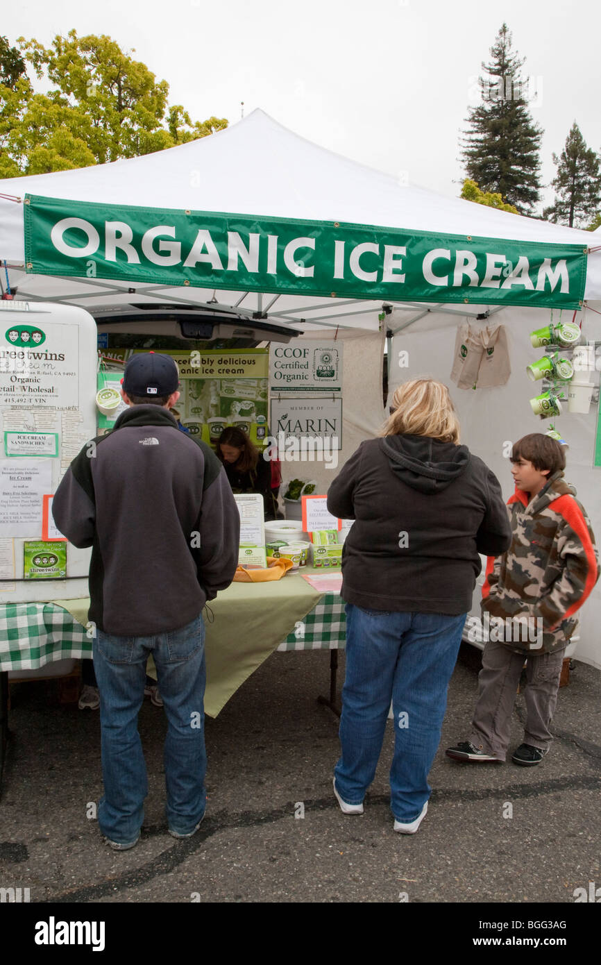 Market stall selling organic ice cream at Ecology Center's Berkeley Farmers' Market. Berkeley, California, USA Stock Photo