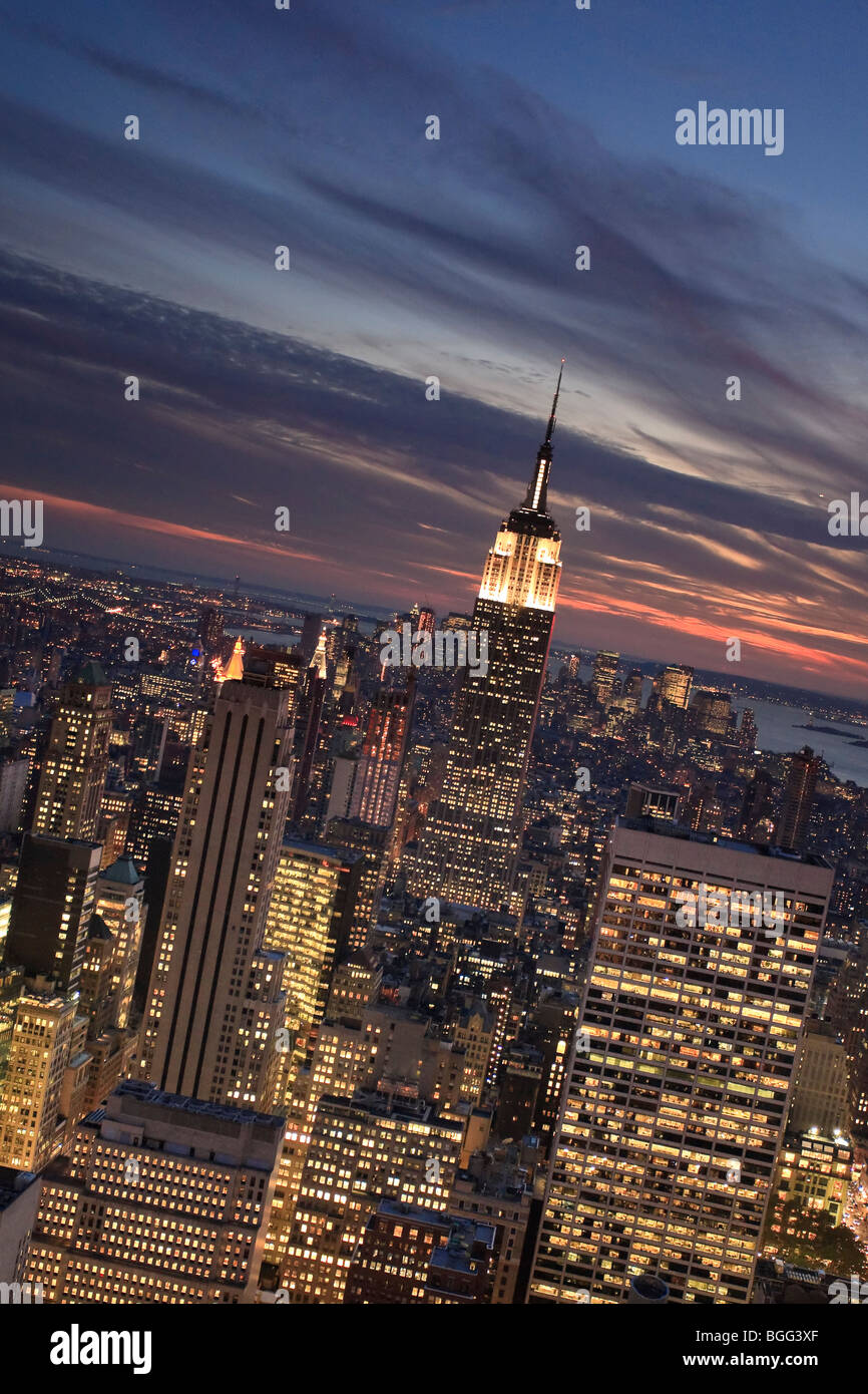 Manhattan skyline dusk skyscrapers hi-res stock photography and images ...