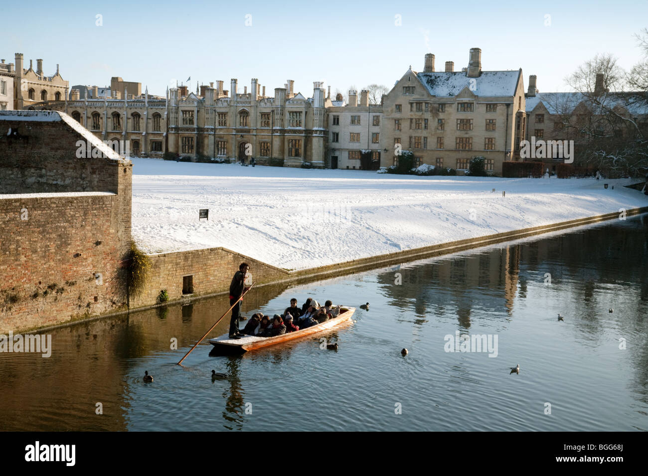A lone punt with tourists on the river Cam, Kings College,  in midwinter, Cambridge University, UK Stock Photo