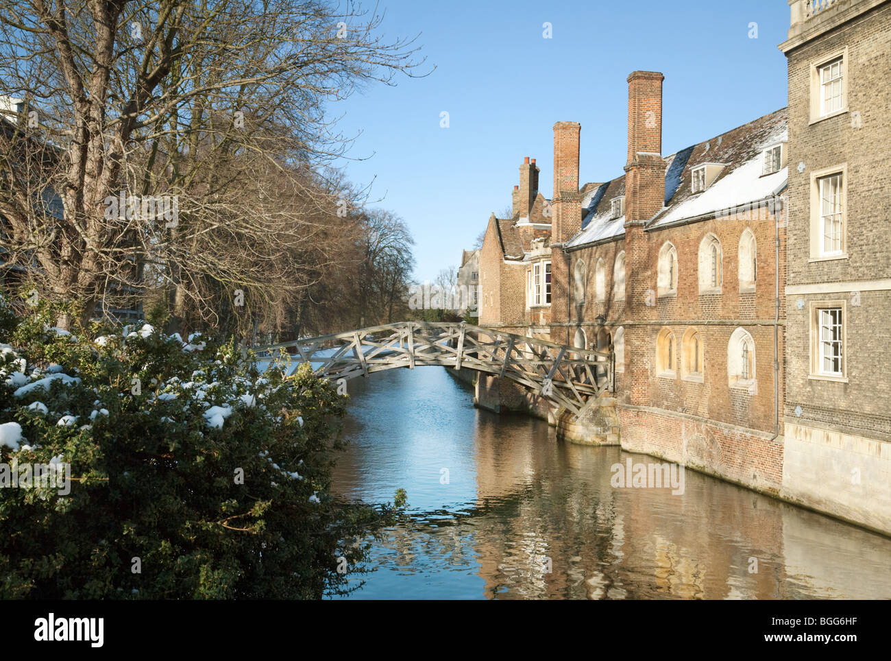 Newtons Mathematical Bridge and the river Cam at Queens College, Cambridge University, UK Stock Photo