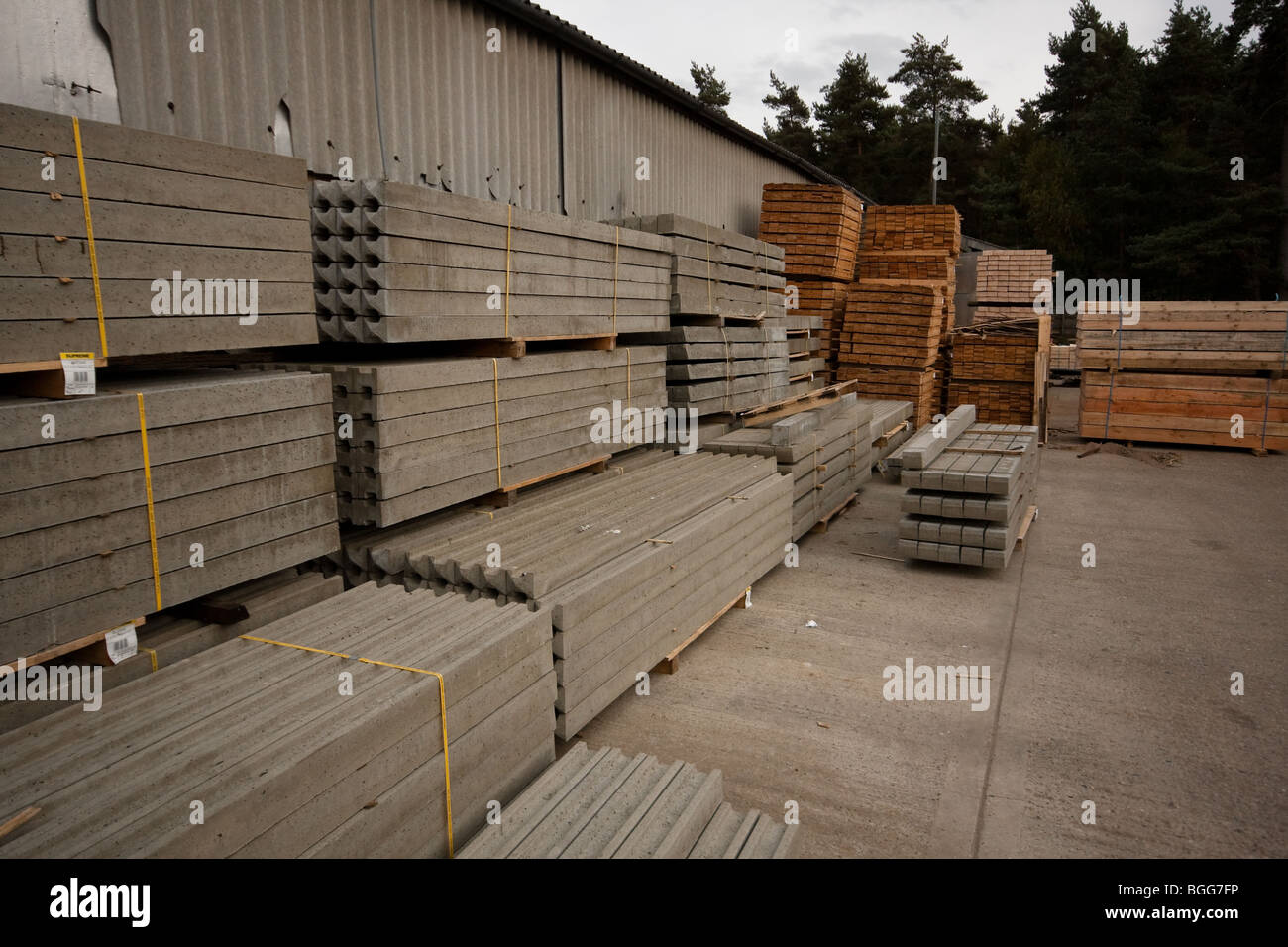 Fencing panels hi-res stock photography and images - Alamy