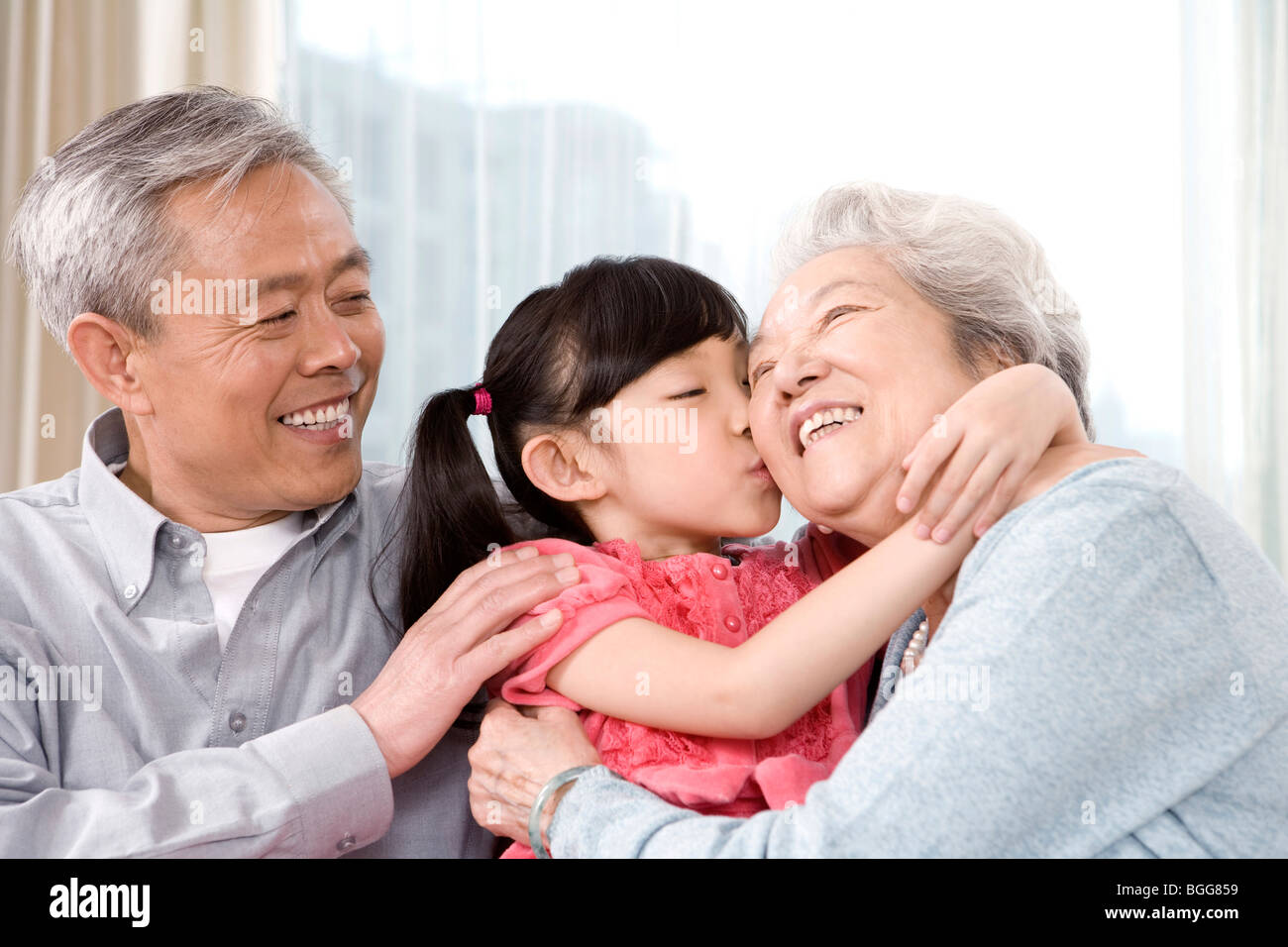 Les grands parents. Корейские бабушки и дедушки. Китайские бабушки и дедушки. Китайские бабушки с внуками. Японская бабушка с внуком.