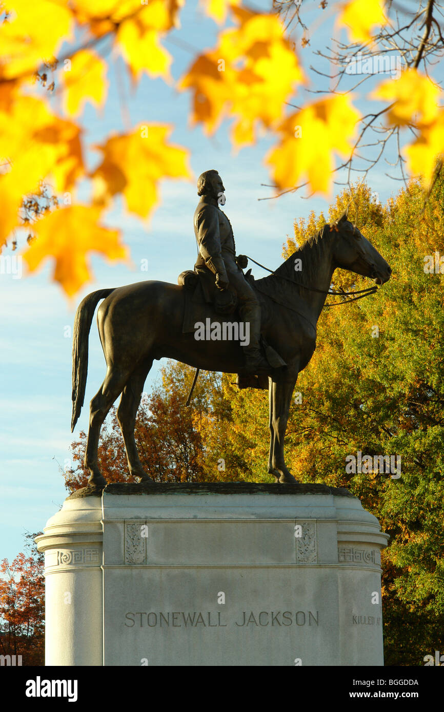 AJD62158, Richmond, VA, Virginia, Monument Avenue, Stonewall Jackson Statue, street, autumn Stock Photo