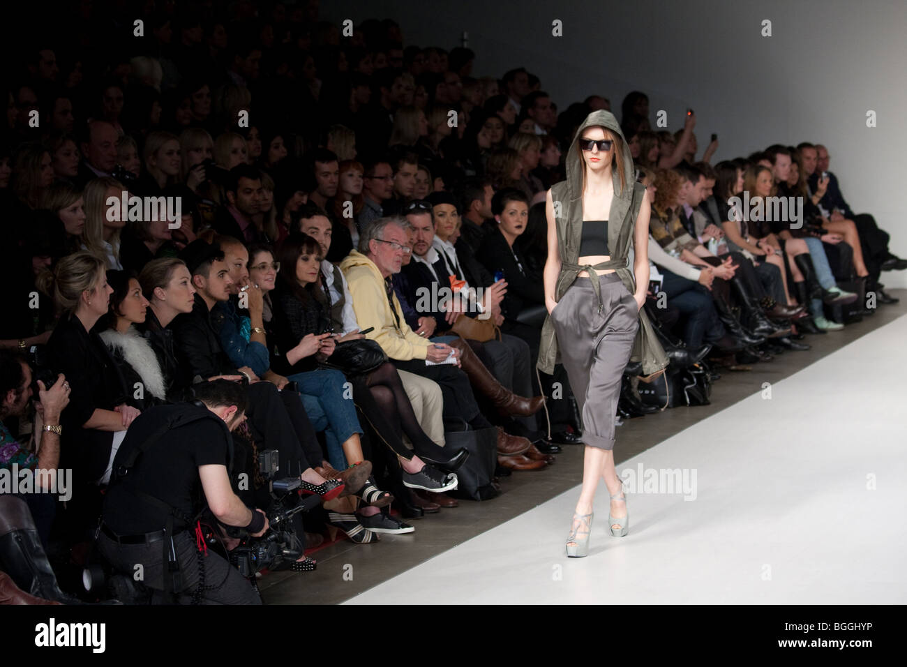 Model runway audience hi-res stock photography and images - Alamy