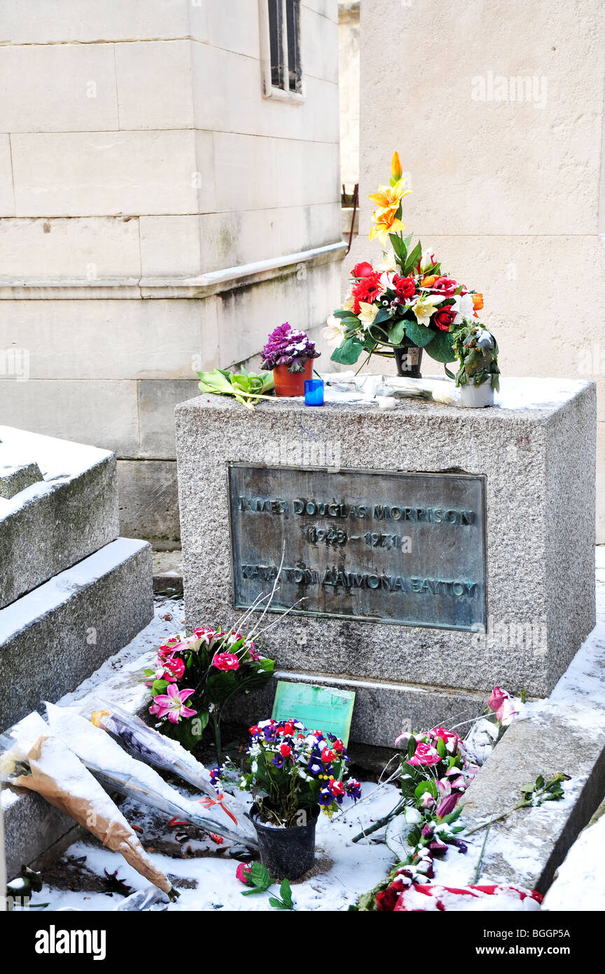 Jim morrison tomb grave pere hi-res stock photography and images