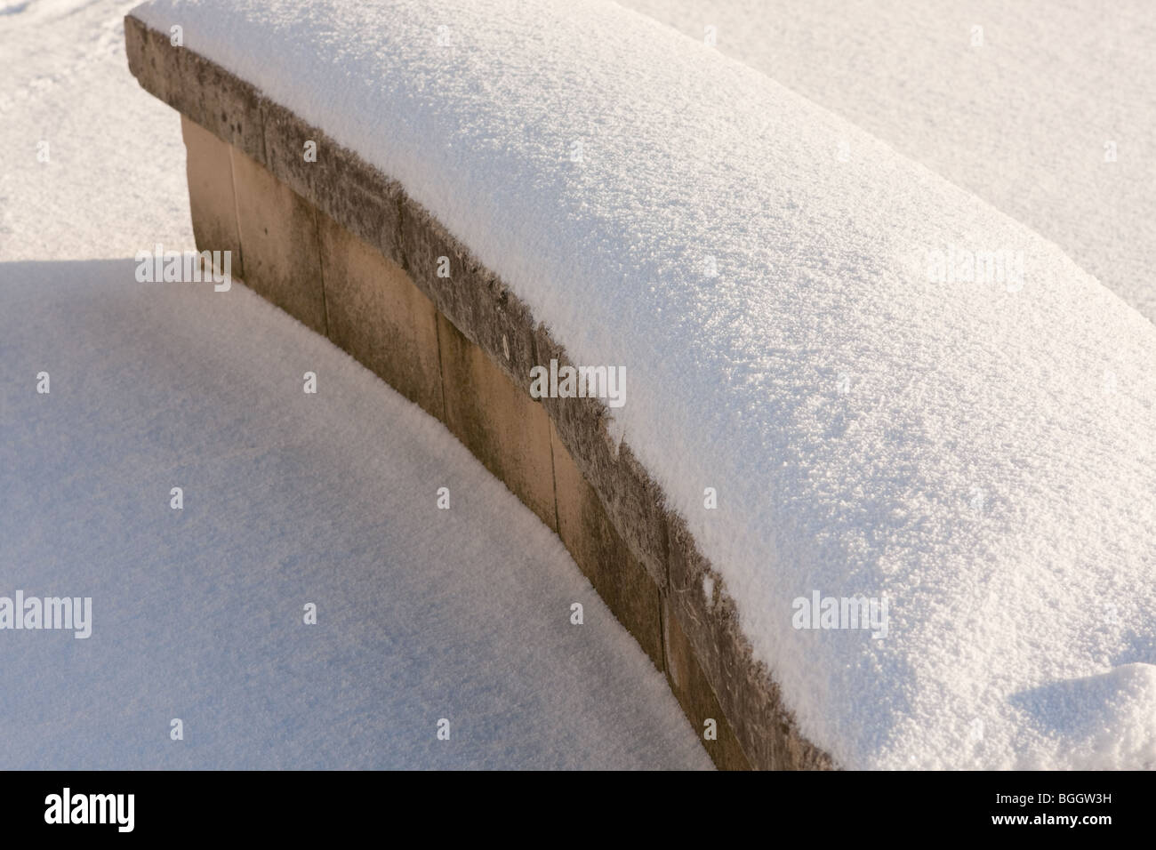 Snow covered bench - Around Norwich in Norfolk in the Uk Snowfall of early January, 2010 Stock Photo