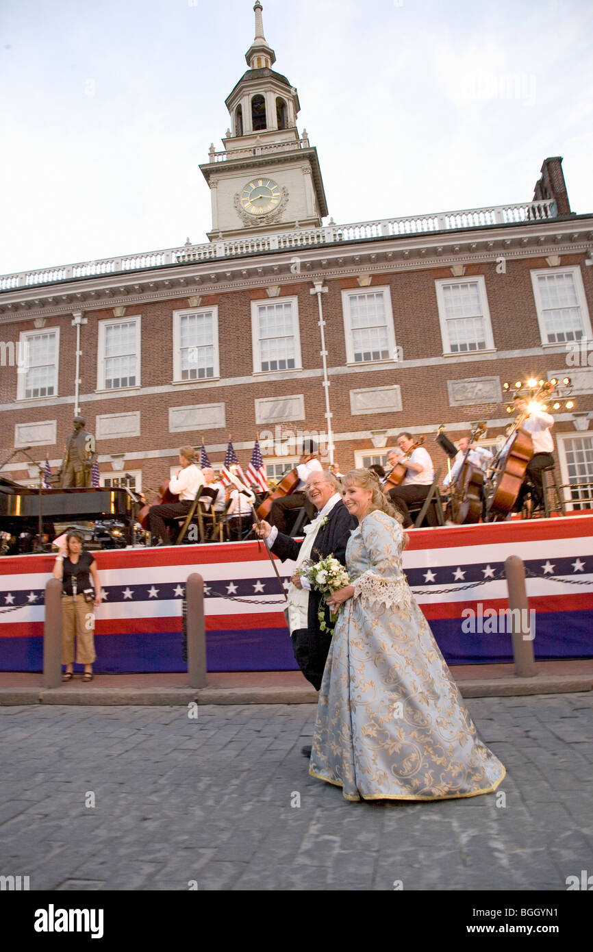 Ben Franklin and Betsy Ross actors married in real life on July 3, 2008 in front of Independence Hall, Philadelphia, Pennsylvani Stock Photo